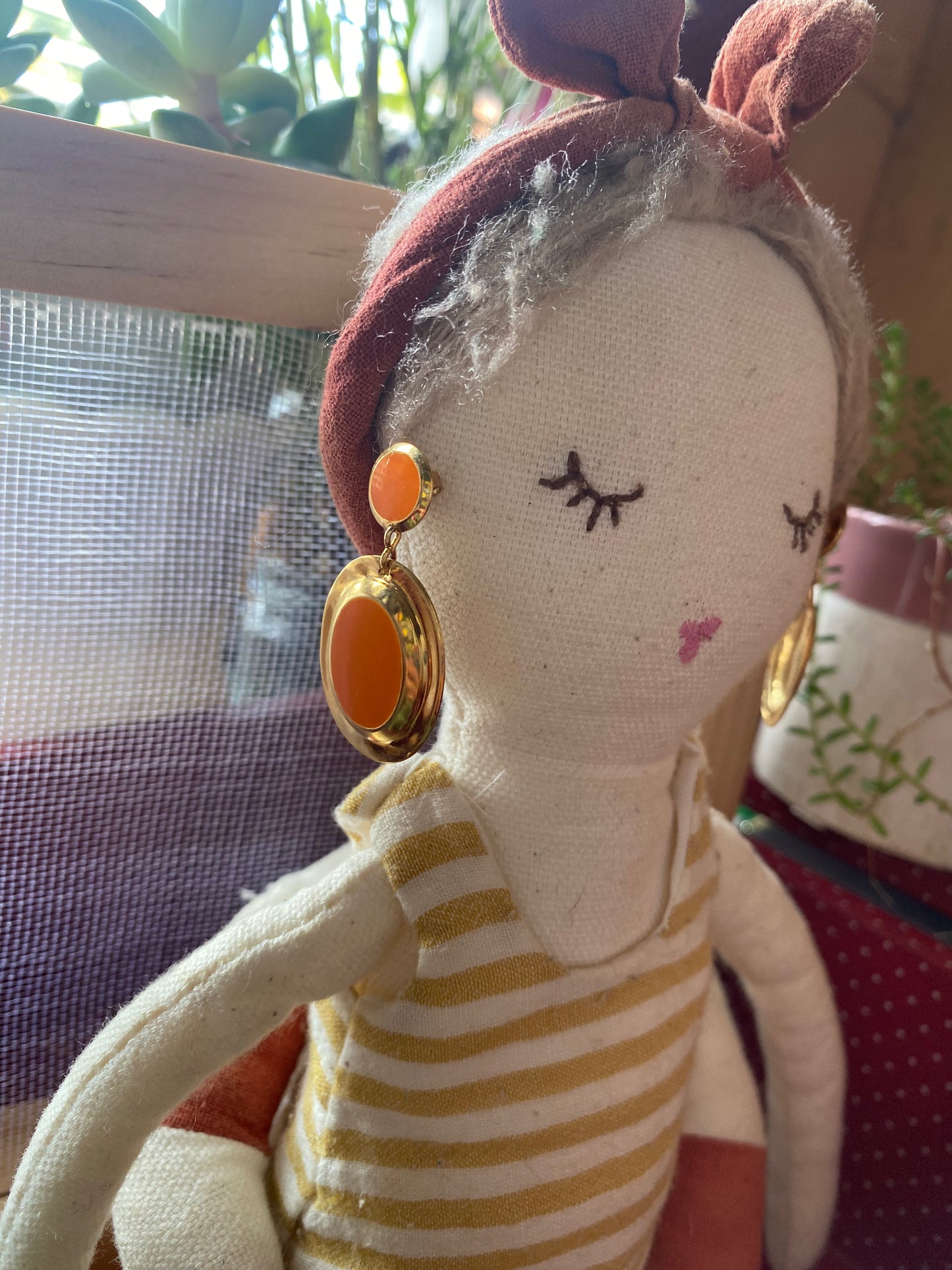 Modelling the gold like 80s earrings