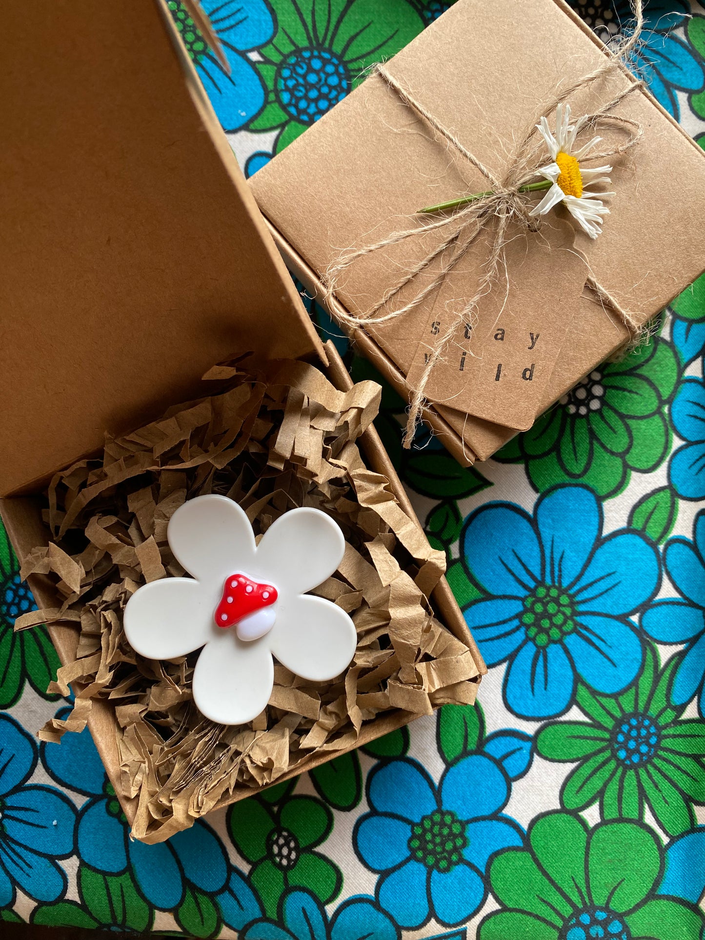 Handmade medium daisy ring with white petals and mushroom button center. Gift Box