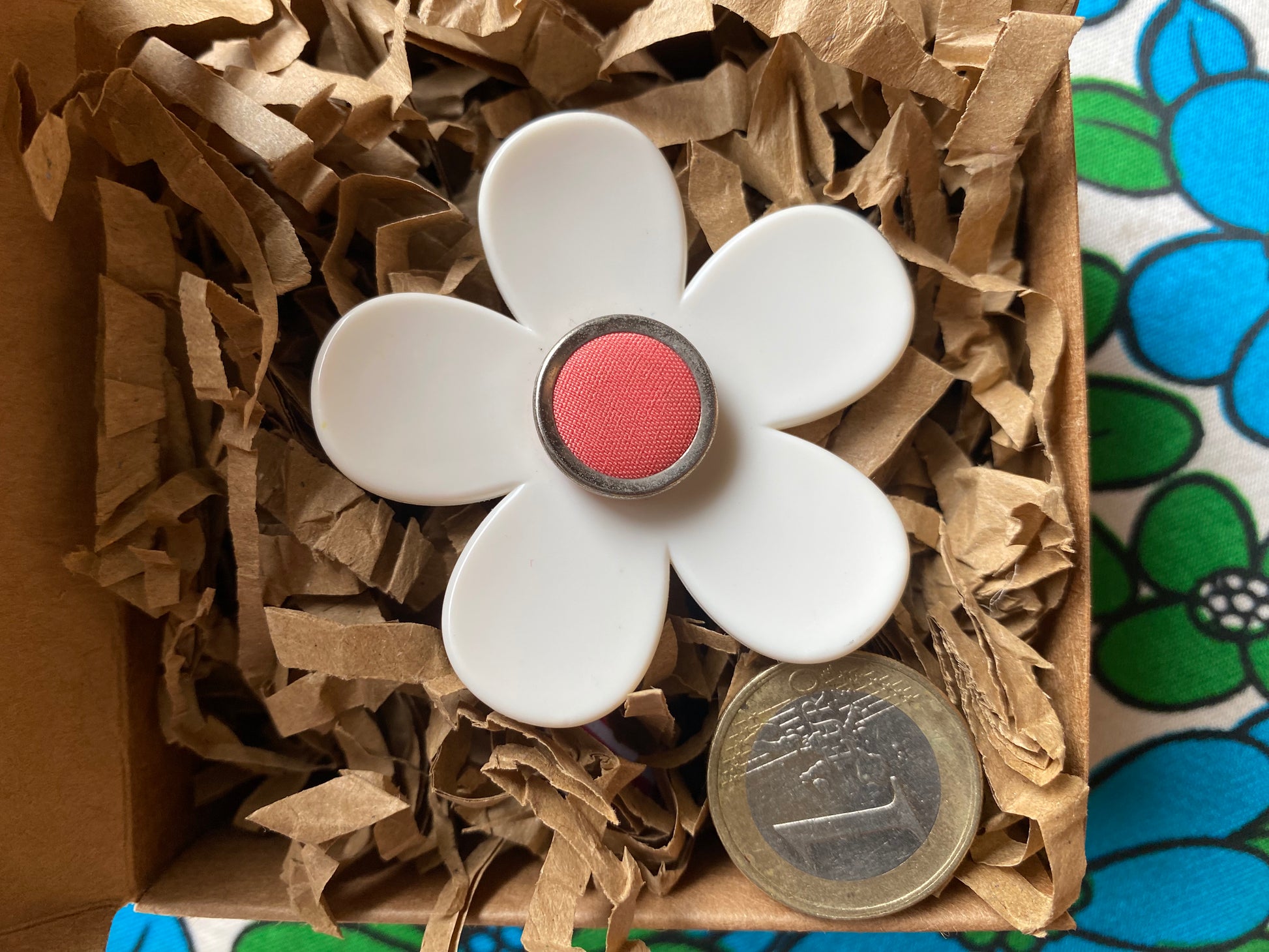 Handmade White daisy flower-shaped with a ring with pink center in a box of brown paper gift box 